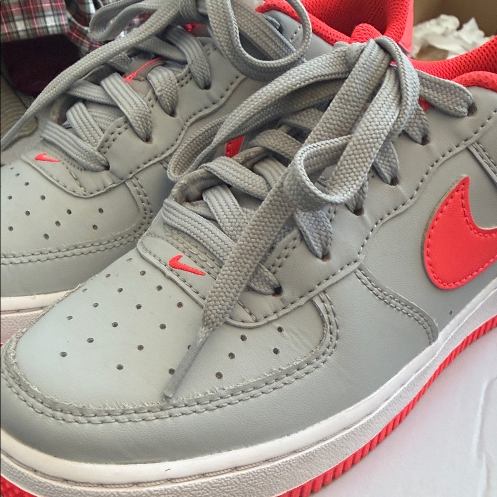 Nike Kids Sneakers in Gray and Pink